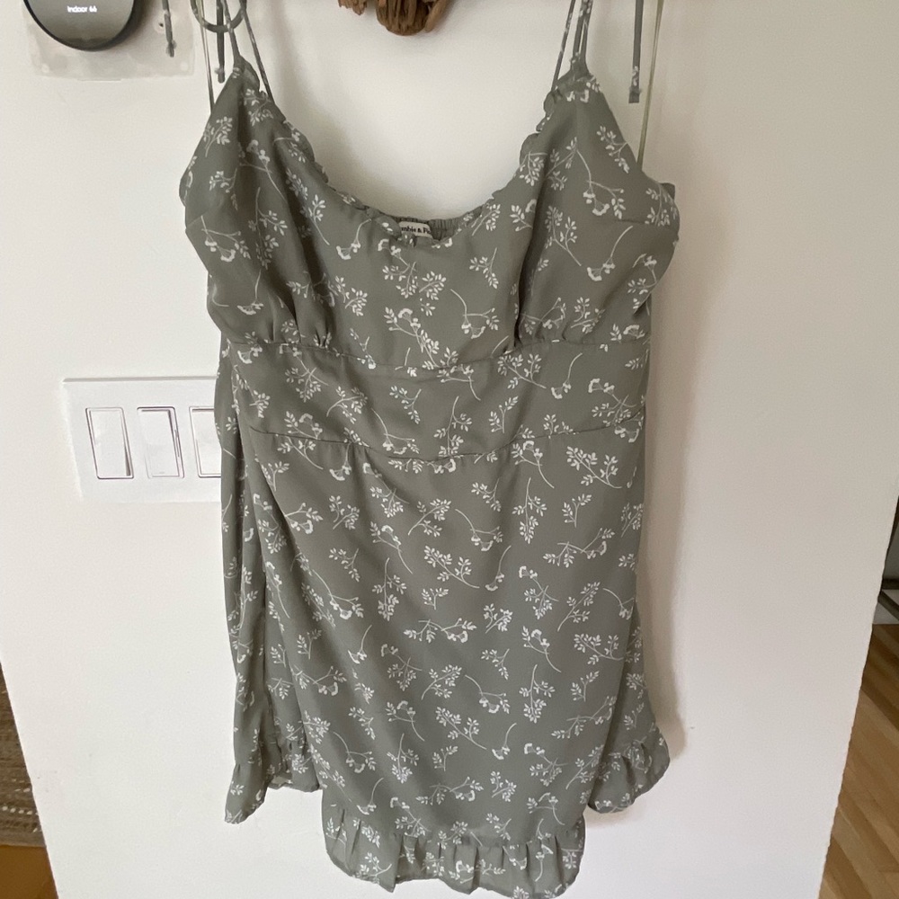 Cute Abercrombie dress with tie straps on shoulders, great waist band area